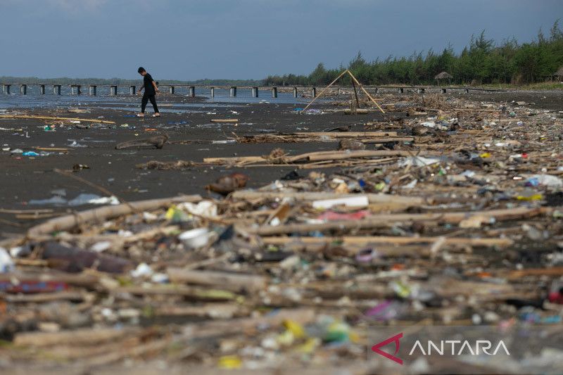 Penumpukan sampah di pantai Indramayu