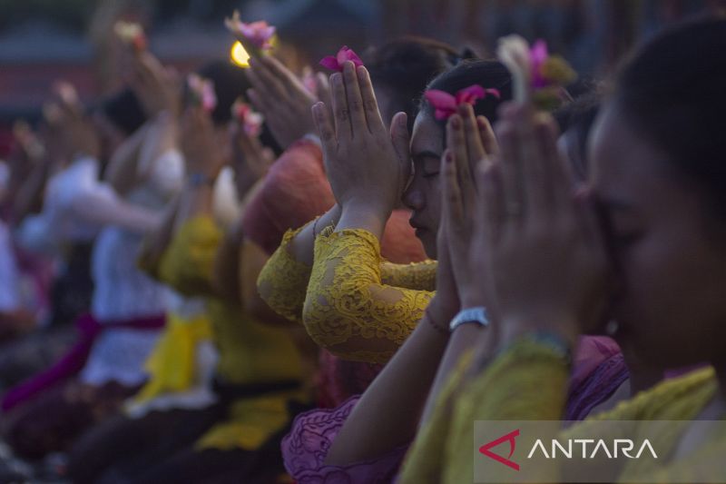 Ritual Persembahyangan Hari Kuningan di Palu