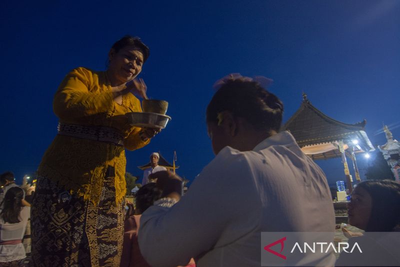 Ritual Persembahyangan Hari Kuningan di Palu