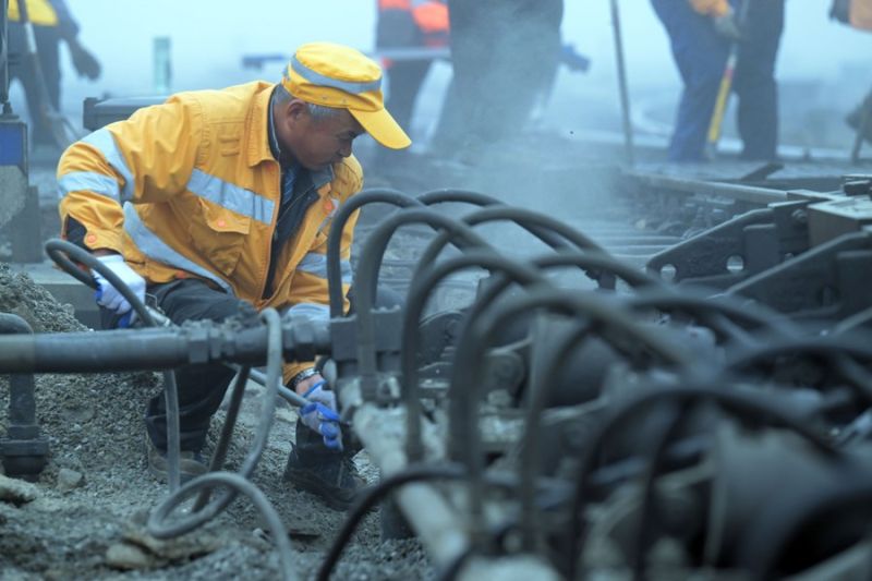 Petugas kereta kerja keras lancarkan mudik Imlek di Hefei China