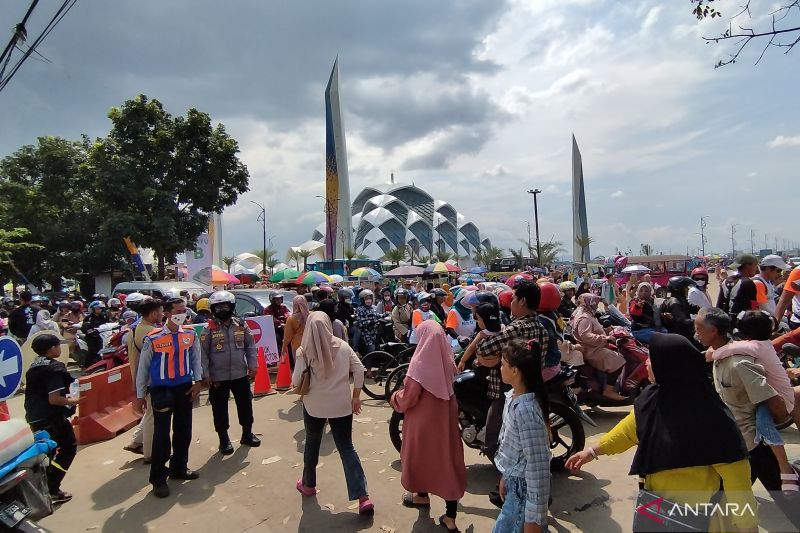 Jalan akses masuk ke Masjid Al Jabbar Bandung alami kemacetan panjang
