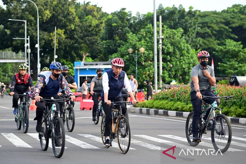 Presiden Jokowi bersepeda di kawasan hari bebas kendaraan Sudirman-Thamrin