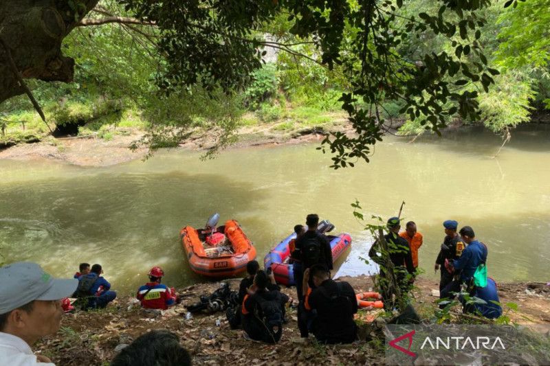 Tim SAR akui terkendala sampah saat cari anak hanyut di Kali Ciliwung