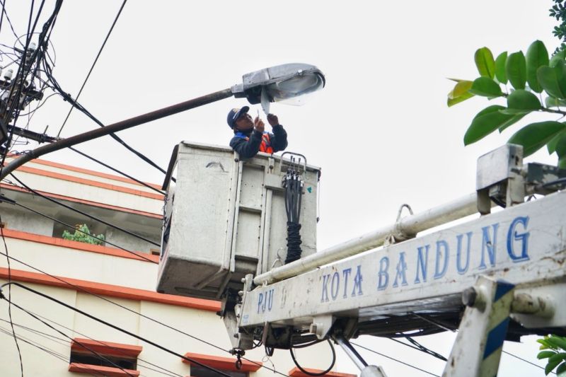 Dishub Kota Bandung bangun 3.534 lampu penerangan jalan pada 2023