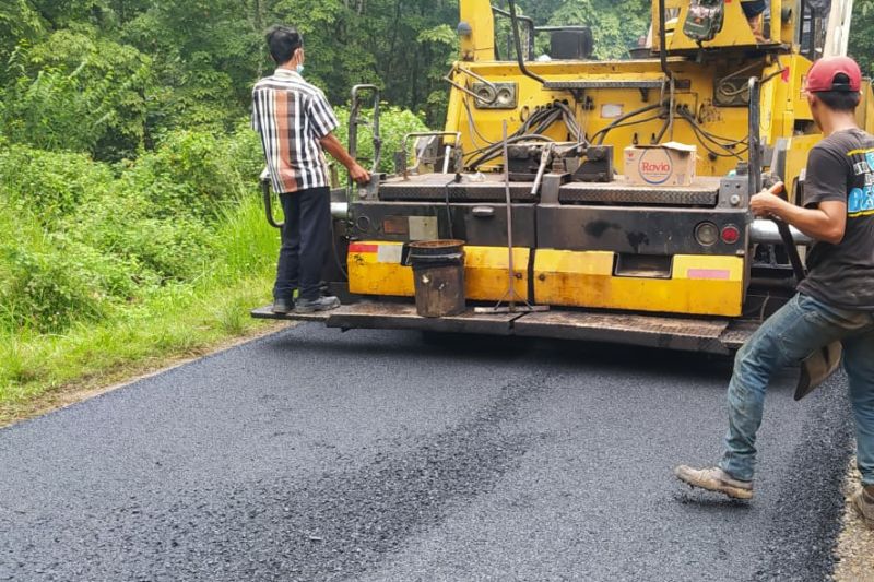 Kerusakan jalan kabupaten di Desa Cinangka Purwakarta diperbaiki bertahap