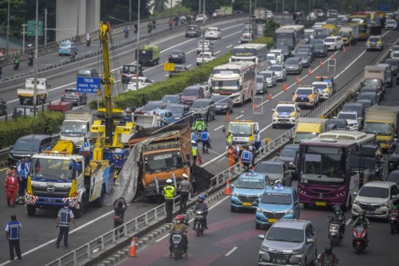 Kecelakaan Truk Di Tol Dalam Kota Jakarta - ANTARA Sumbar