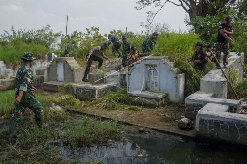 Aksi Gotong Royong Bersihkan Komplek Makam China
