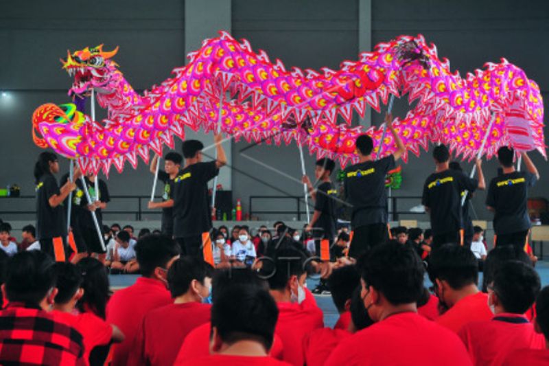 Lomba Liong sambut Tahun Baru Imlek 2574 Kongzili