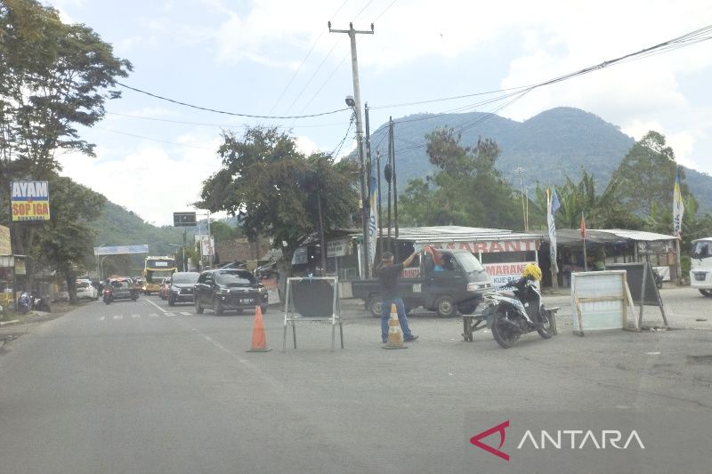 Polres Garut alihkan arus kendaraan untuk cegah kemacetan di kota