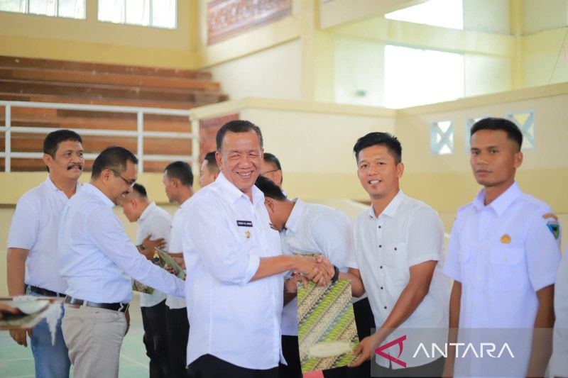 Bupati Pesisir Selatan Rusma Yul Anwar perpanjang SK 867 guru kontrak