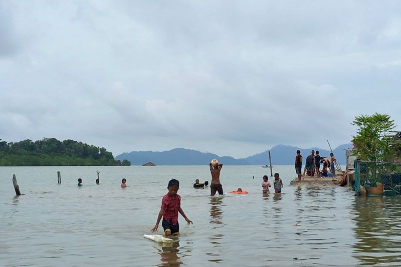 Puluhan rumah warga di Karimun terendam banjir rob