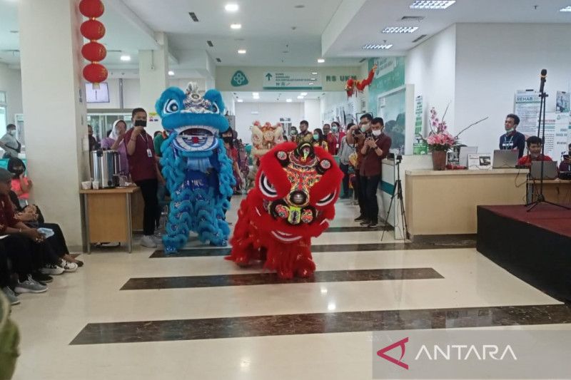 Rumah sakit di Kabupaten Bandung hadirkan atraksi barongsai hibur pasien