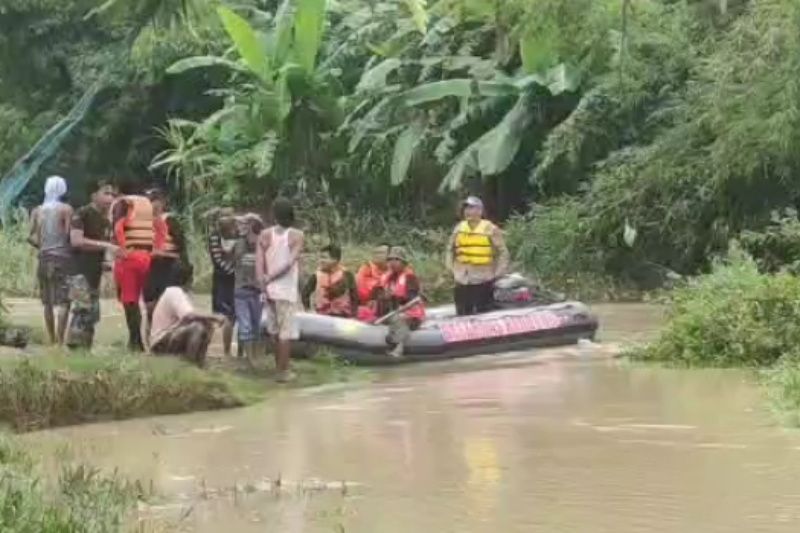 Tim SAR cari santri di Cirebon yang tenggelam saat berenang di sungai