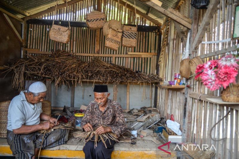 Kerajinan Berbahan Baku Eceng Gondok Antara News Jawa Barat