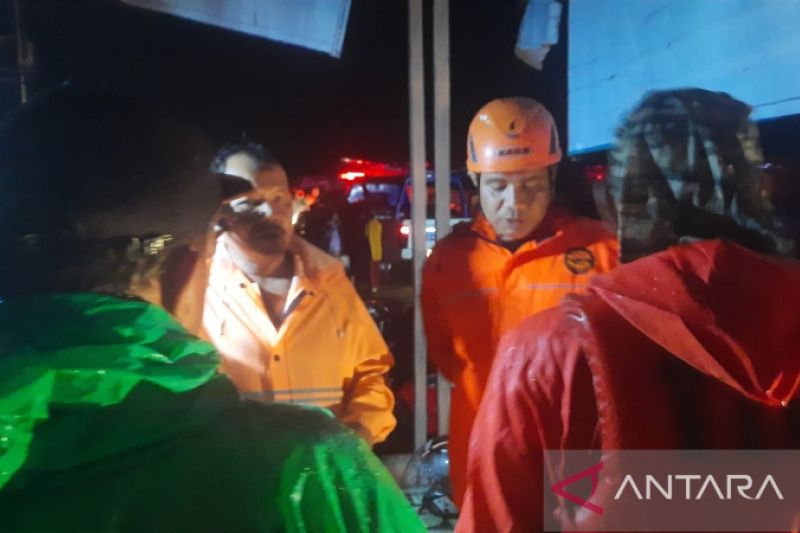 Basarnas Padang selamatkan tiga nelayan terapung di laut kawasan Teluk Sirih