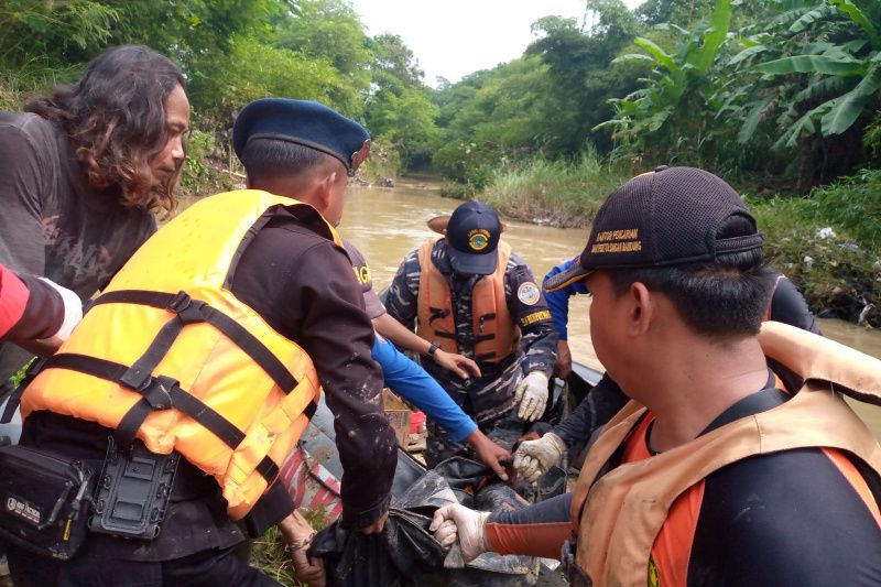 Santri yang tenggelam di Sungai Cipanundan Cirebon ditemukan