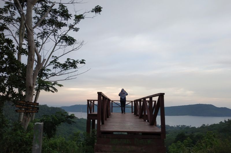 Sentuhan mahasiswa KKN Unram-Pokdarwis di obyek wisata Buwun Mas View