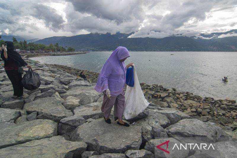 Aksi IRT Pungut Sampah di Pantai Talise Palu 