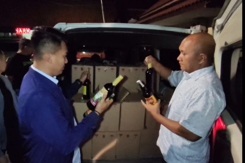 Polres Cirebon Kota tahan minibus bawa 1.125 botol minuman keras