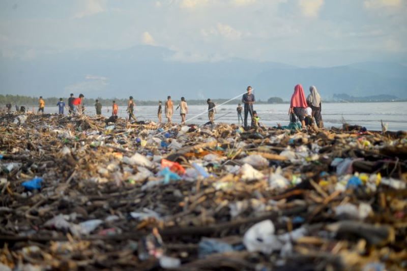 Sampah Di Pantai Pasir Jambak Padang