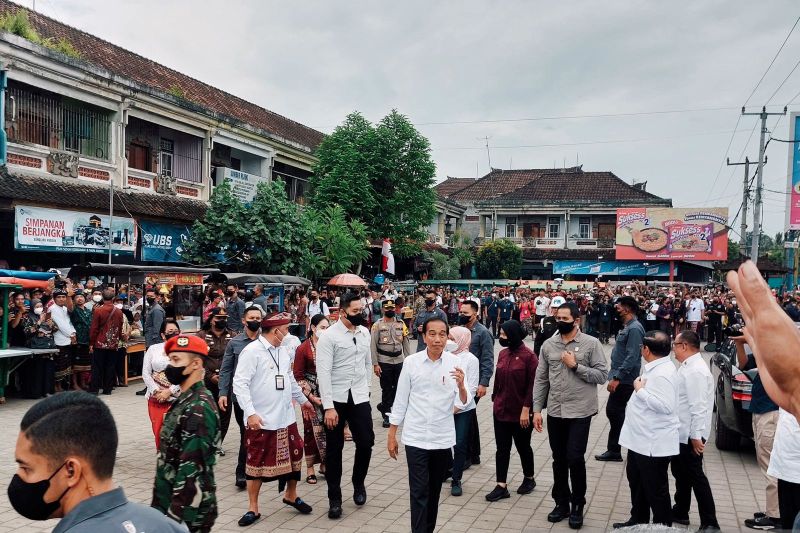 Warga Jembrana-Bali antusias sambut kedatangan Presiden Joko Widodo