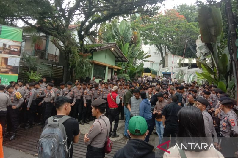 Polisi kerahkan ribuan personel kosongkan Hotel Banana Inn Bandung