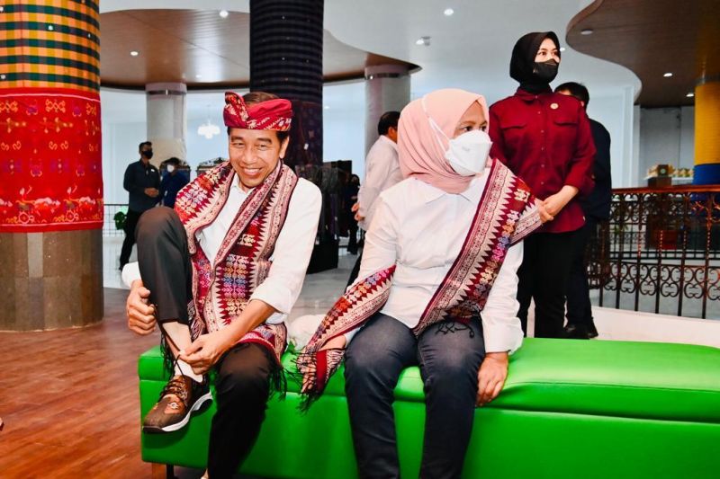 Presiden Jokowi beli sepatu kets tenun Bali