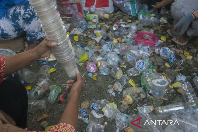 Inisiatif Ibu Rumah Tangga Dirikan Bank Sampah