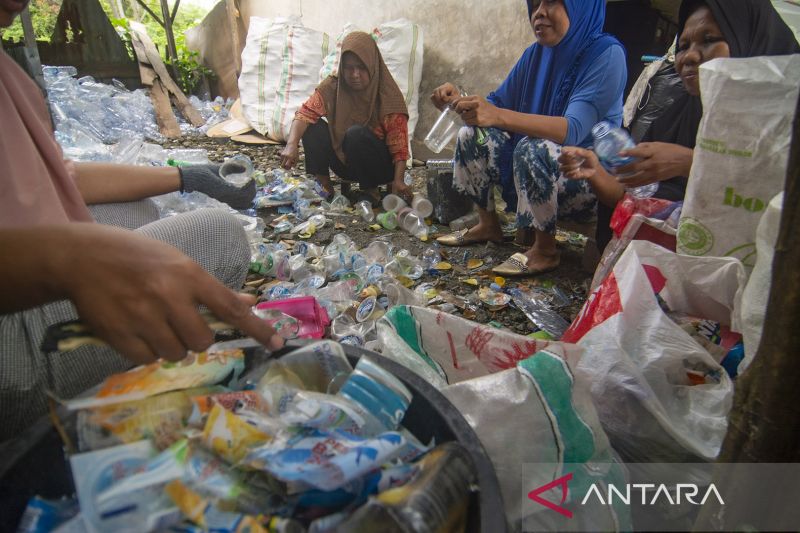 Inisiatif Ibu Rumah Tangga Dirikan Bank Sampah