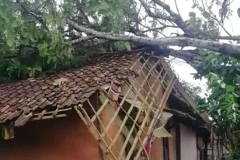 Angin kencang akibatkan kerusakan bangunan di Kabupaten Sukabumi