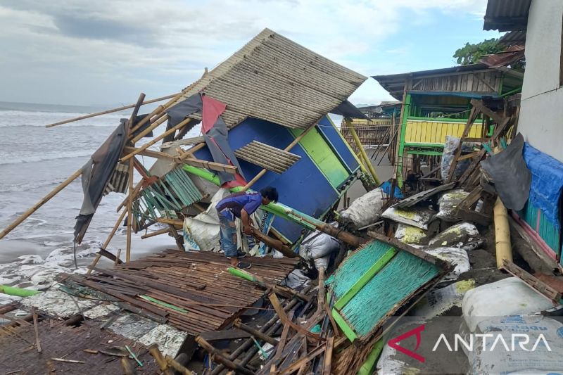 Banjir rusak bangunan di pesisir pantai selatan Sukabumi