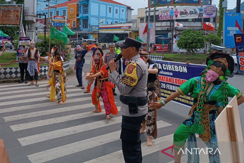 Polresta Cirebon ajak penari topeng dan punakawan sosialisasi keselamatan