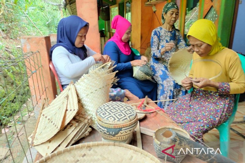 Pemkab dukung terbentuknya destinasi wisata anyaman Naringgul Cianjur