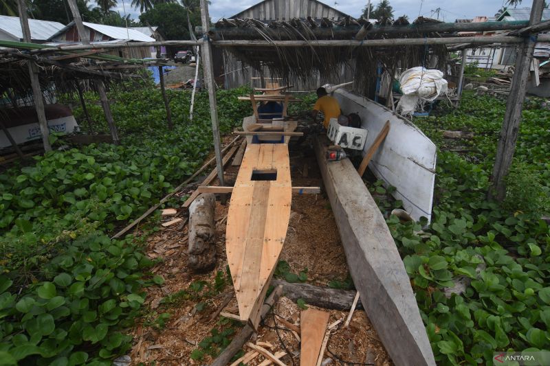 PERAJIN PERAHU NELAYAN