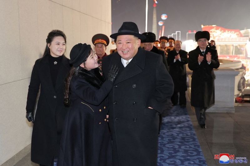 Putri Kim Jong Un curi perhatian di parade rudal Korut