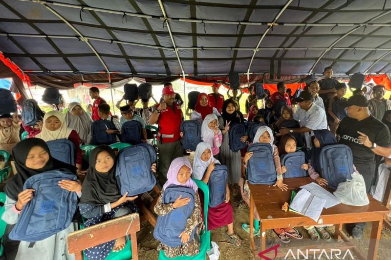 Seratusan siswa terdampak gempa Cianjur dapat bantuan alat sekolah dari PMI