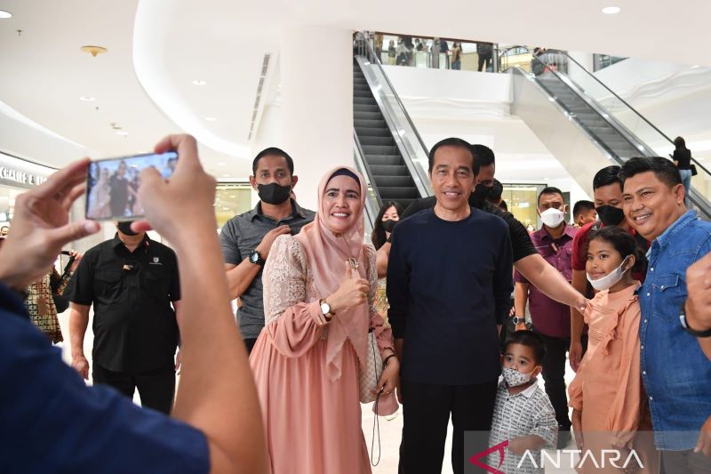 Jokowi ajak 2 cucunya Sedah Mirah dan Nahyan mengunjungi mal Medan