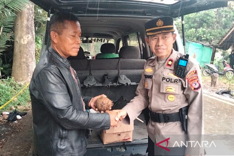 Granat yang diduga aktif temuan warga diserahkan ke Kodim Cianjur