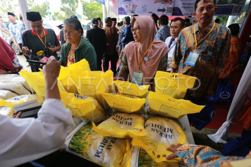 Pemkab dan Bulog Indramayu gelar operasi pasar murah beras Rp9.400/kg