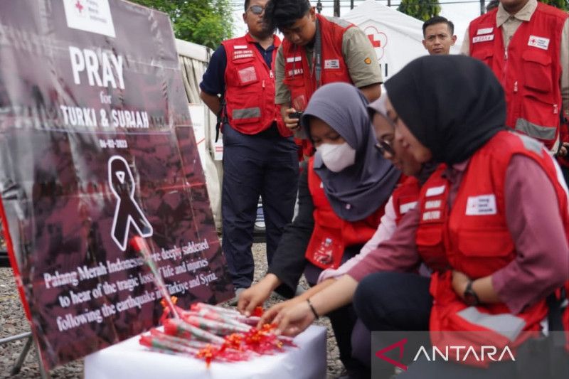 Relawan PMI Cianjur gelar doa bersama dan tabur bunga untuk Turki