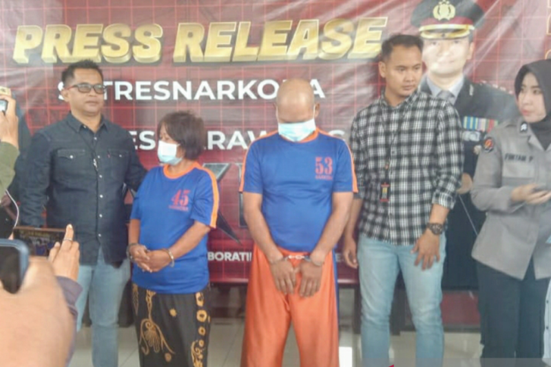 Polisi Karawang tangkap perempuan pengedar ganja