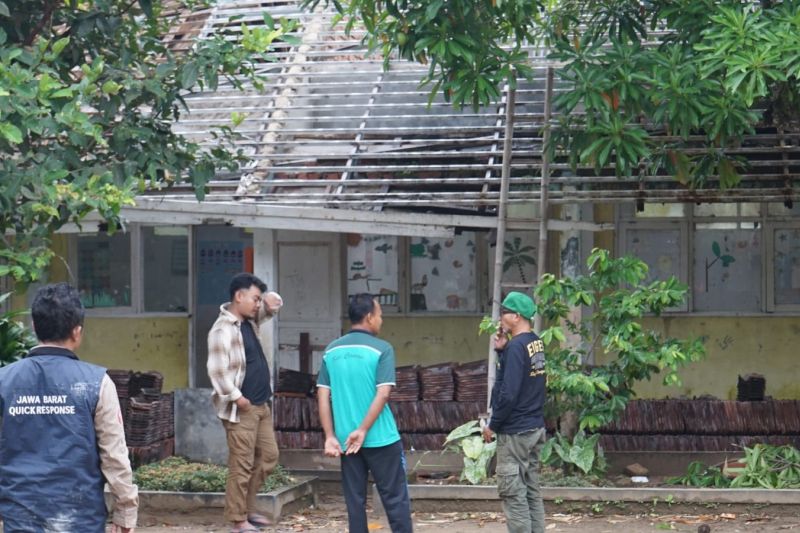 Tim JQR renovasi gedung sekolah rusak di Kabupaten Sukabumi