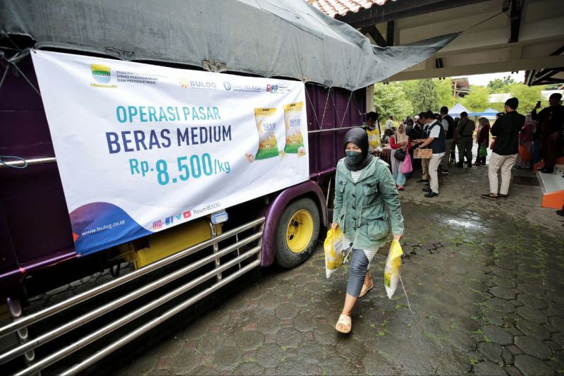 Bulog Kota Bandung Operasi Pasar 30 Ton Beras Murah, Ludes Dalam Sejam ...