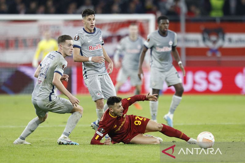 Pemain Real Sociedad Luca Sucic meraih penghargaan gol terbaik LaLiga 2024/25