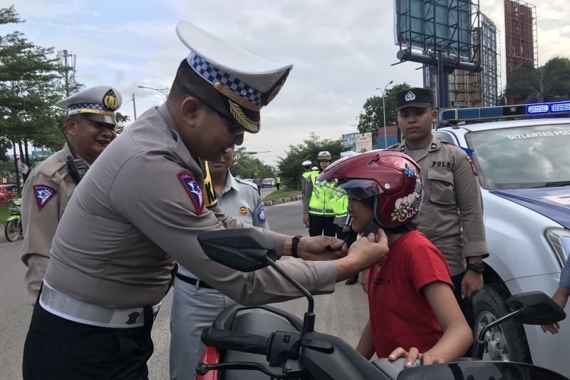 Polda Kepri Bagikan Helm SNI Kepada Pelanggar Lalu Lintas - ANTARA News