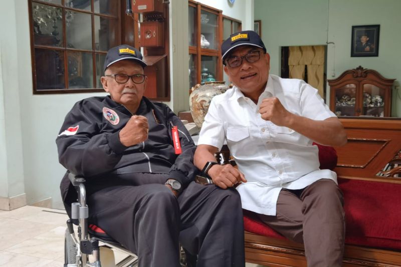 Moeldoko sambangi mantan Gubernur Jabar Solihin GP di Bandung
