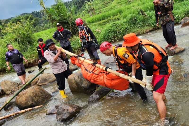 Jasad seorang kakek yang terseret arus sungai di Ciamis ditemukan