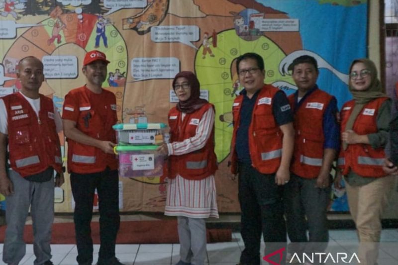 PMI Jakarta Utara salurkan bantuan alat sekolah dan alat dapur untuk korban gempa Cianjur