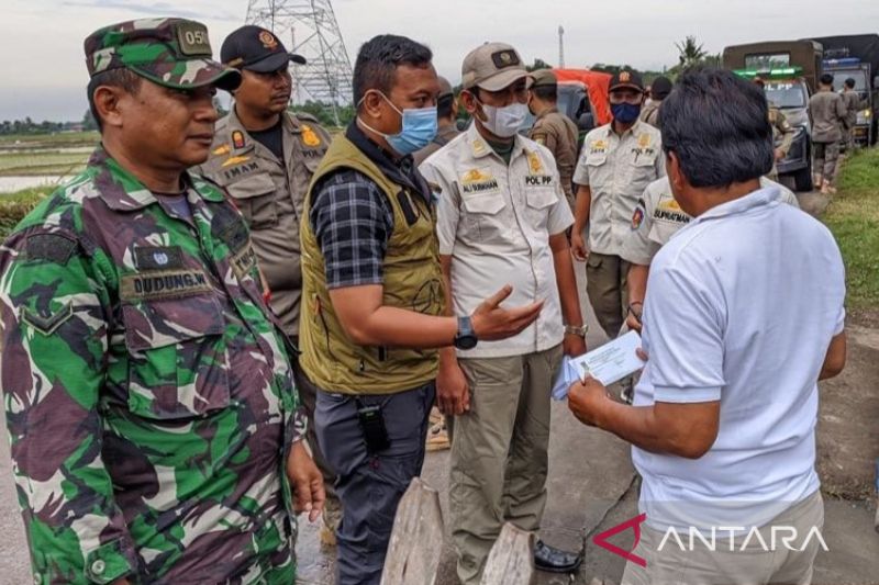 Satpol PP Kabupaten Bekasi tertibkan puluhan bangunan liar di Kedung Waringin