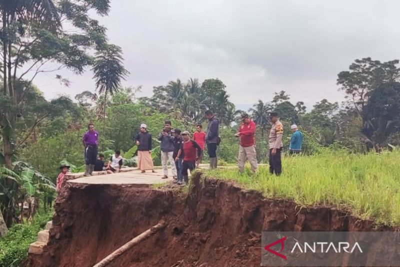 Pemkab Cianjur minta dinas perbaiki kembali jalan putus akibat longsor